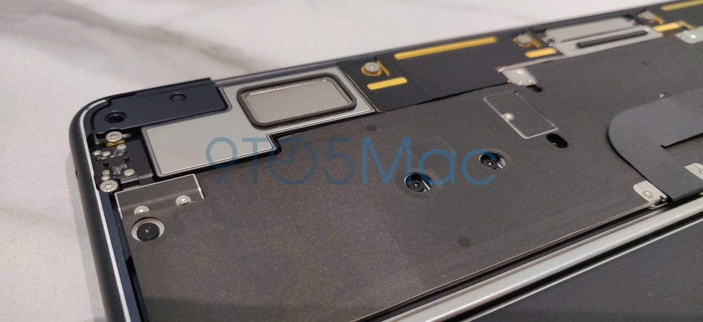 苹果 M2 MacBook Air 拆机预览:采用经典三段式电池,扬声器位于铰链处