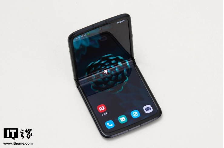 摩托罗拉 moto razr 2022 折叠屏欧洲版售价曝光,比三星 Galaxy Z Flip 4 贵