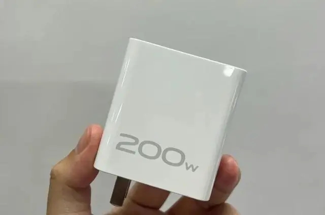 iQOO11什么时候出?选iQOO10还是等iQOO11
