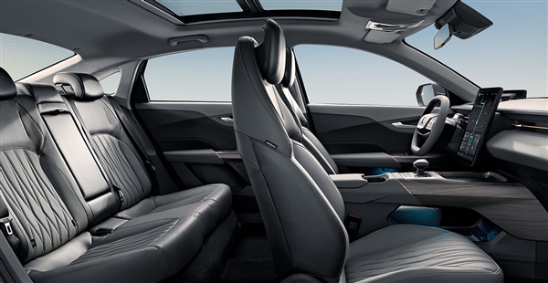 硬刚10万级合资燃油车!长安逸达预售:1.5T蓝鲸动力 8.99万起