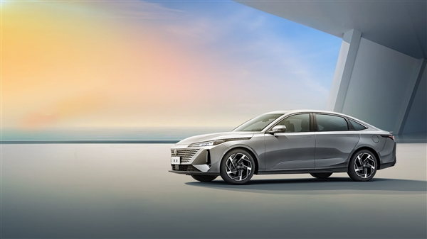 硬刚10万级合资燃油车!长安逸达预售:1.5T蓝鲸动力 8.99万起