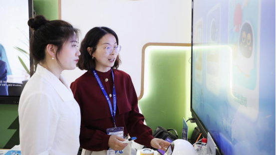 聚力“数字化建设”, 阿尔法蛋 AI 学前教育解决方案亮相中国教装展