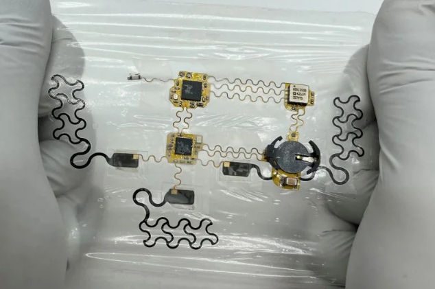 无需看医生！超薄电子文身实时监测心脏状况